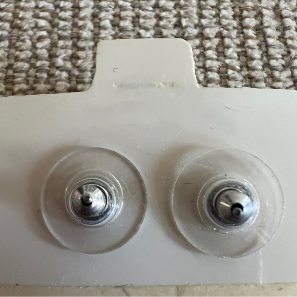 Gold tone and crystal flower earrings - Picture 4 of 8